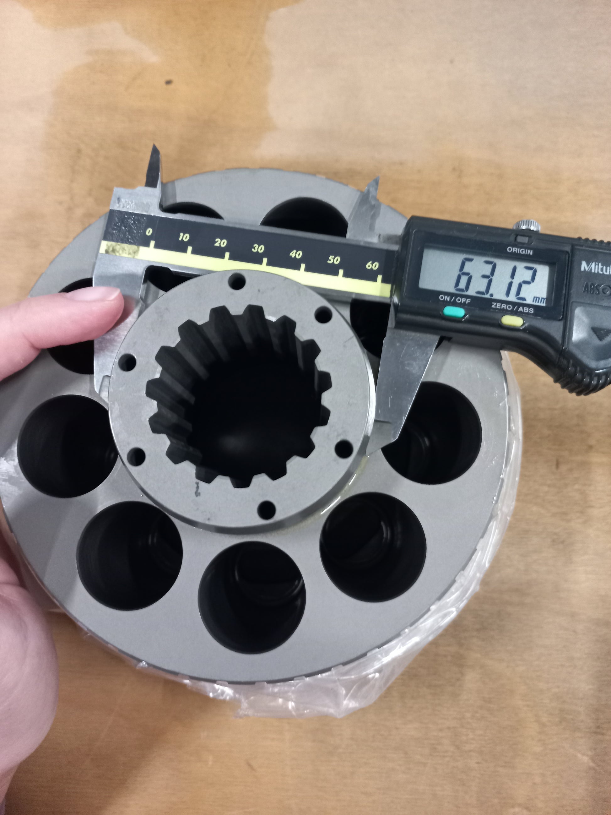 Image 3 of CYLINDER
